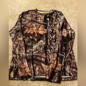 Mossy oak camo long sleeved active wear polyester shirt. Medium.